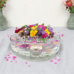 Flache Glasschale mit Schwimmkerzen, Blumen und Klebestreifen-Trick dekorieren