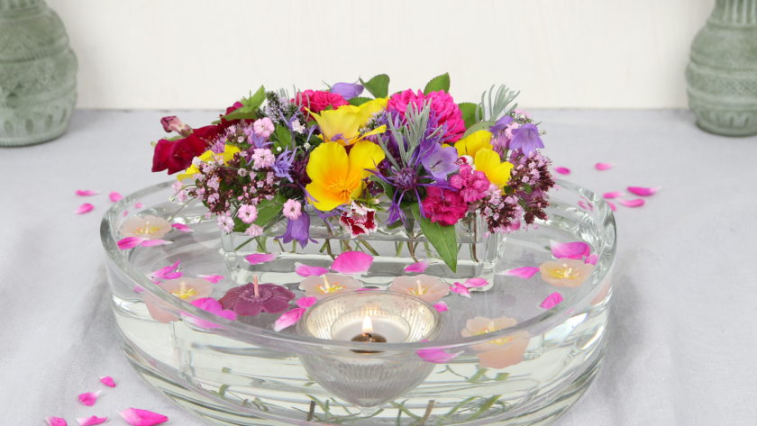 Flache Glasschale mit Schwimmkerzen, Blumen und Klebestreifen-Trick dekorieren