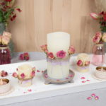 LED-Kerze dekorieren: Romantische Kerzendeko mit getrockneten Rosen