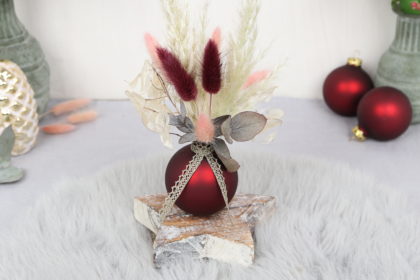 Weihnachtskugel als Vase mit Trockenblumen