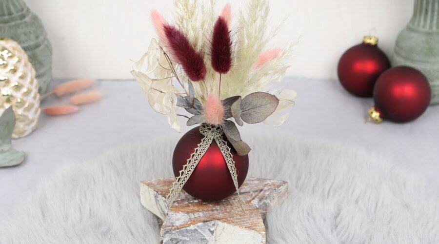 Weihnachtskugel als Vase mit Trockenblumen