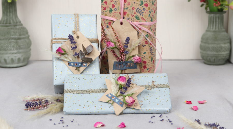 Geschenkanhänger aus Tetrapack mit Trockenblumen basteln