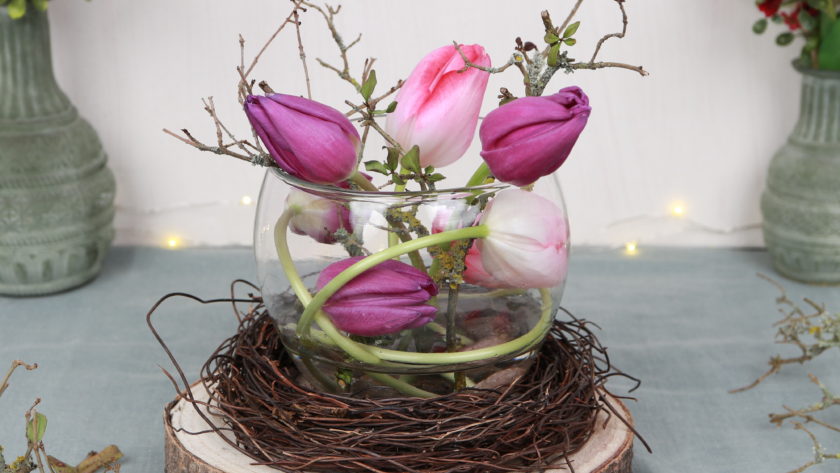 Tulpen in der Vase dekorieren