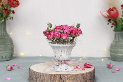 Shabby Chic Deko: Blumengesteck mit getrockneten Rosen und Schleierkraut