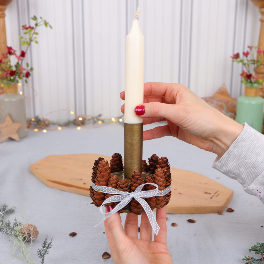 Upcycling Konservendose: Kerzengesteck mit magnetischem Kerzenhalter, Tannenzapfen und Moos