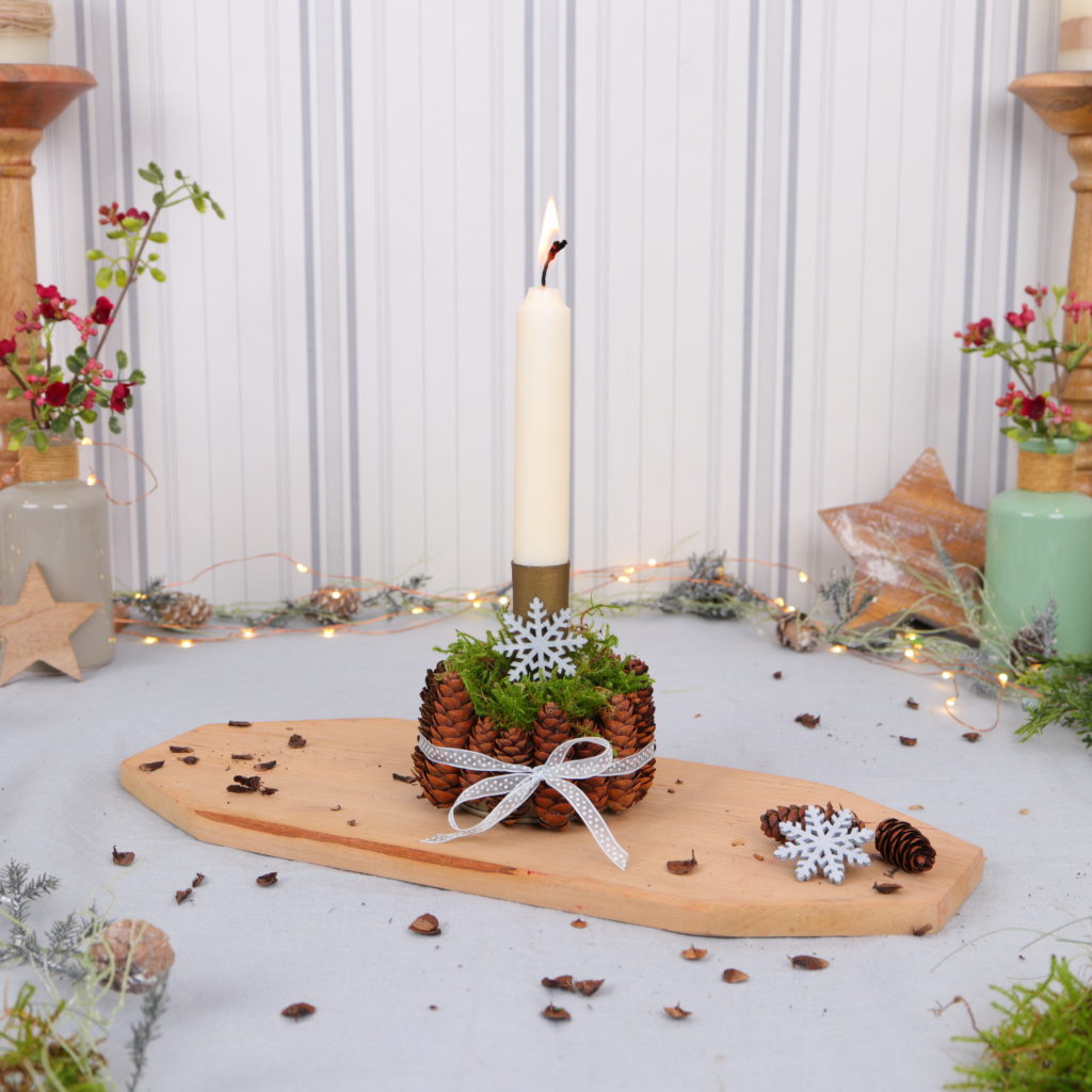 Upcycling Dose: winterliches Kerzengesteck mit Magnet-Kerzenhalter, Tannenzapfen und Moos