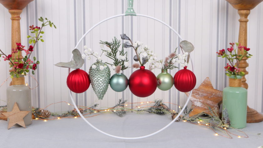 Metallring mit Weihnachtskugeln dekorieren